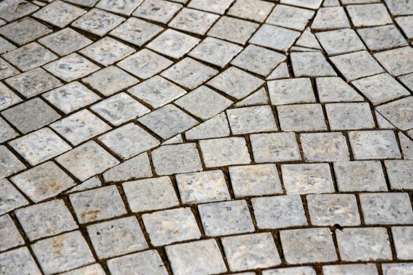 Térkövezés és szegélykő építés – tartós megoldások kültérre